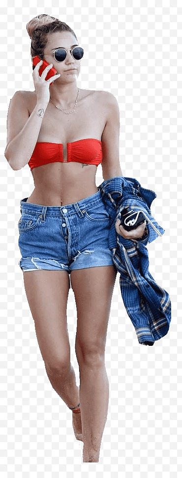 Miley Cyrus, donna in reggiseni rossi e pantaloncini di jeans usando il telefono su sfondo blu png